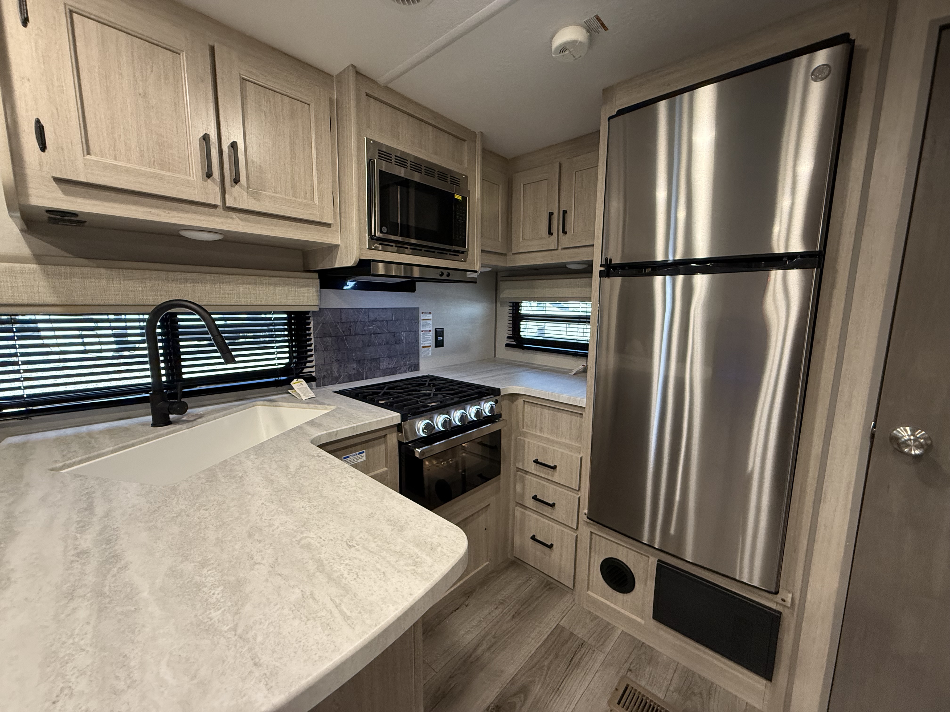 2024 Coachmen Catalina Legacy Edition 303RKDS - Image 12