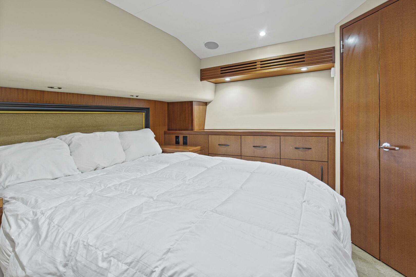 2008 Hatteras 60 Convertible - Image 16