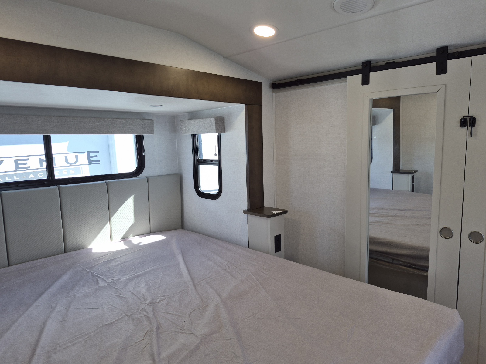 2027 Alliance RV Avenue 32RLS - Image 14