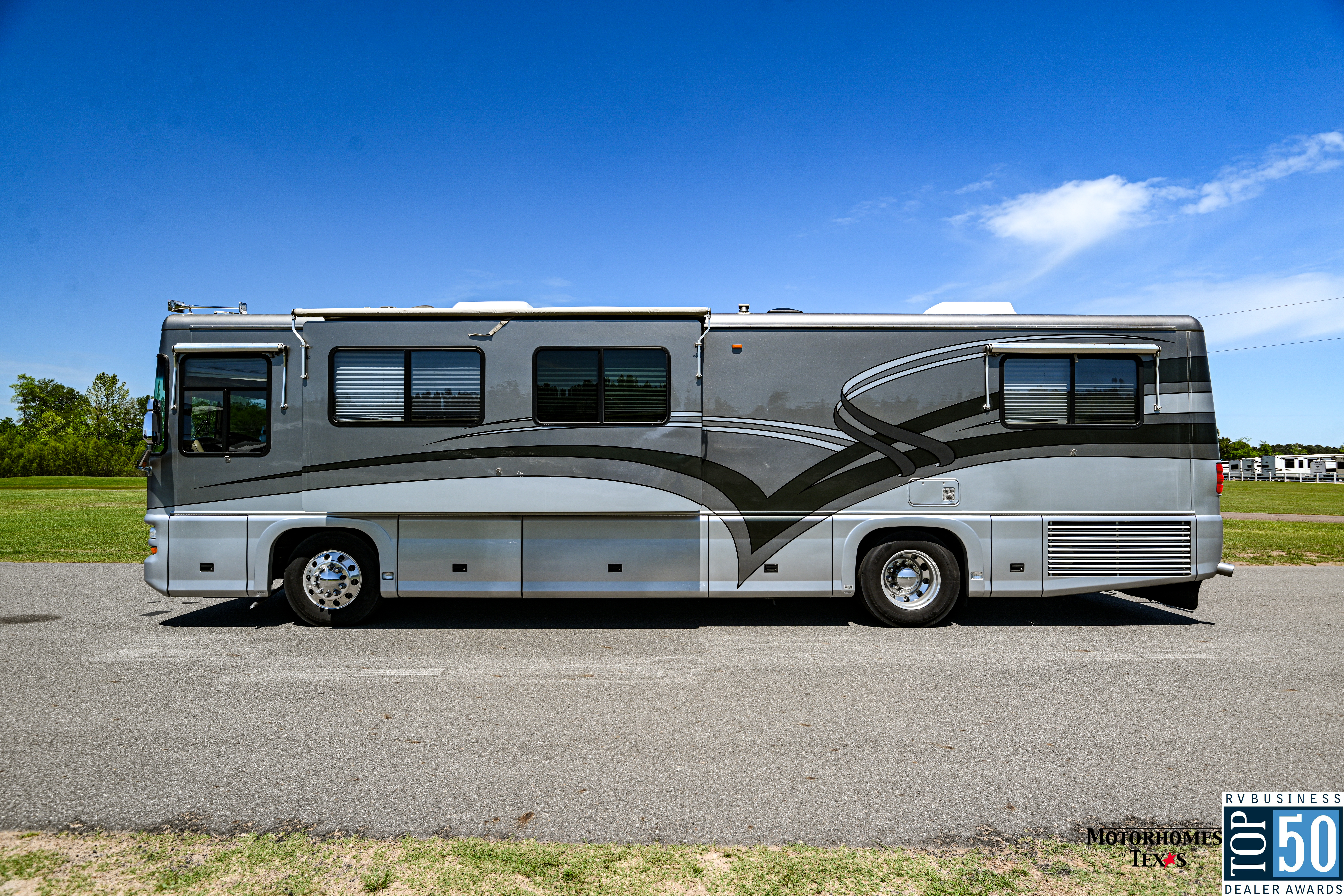 2004 Foretravel U295 3610 WTFS - exterior 2