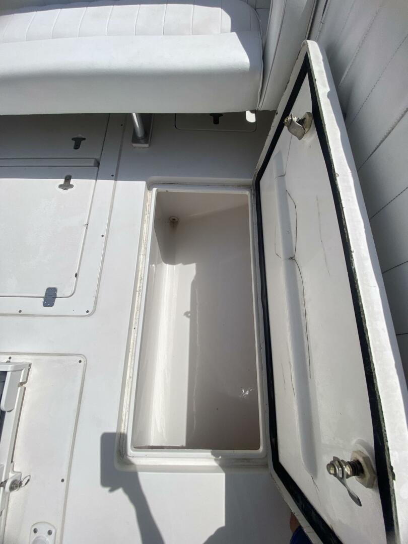 2006 Intrepid 370 - Image 32