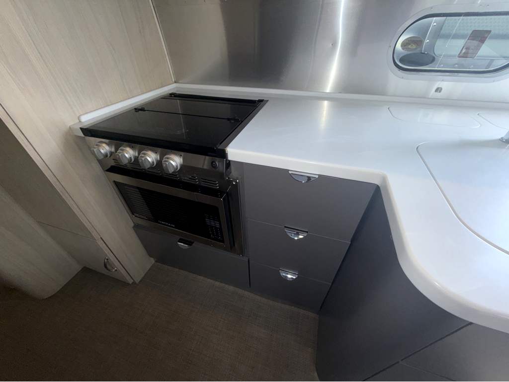 2024 AIRSTREAM GLOBETROTTER 27FB TWIN - Image 19