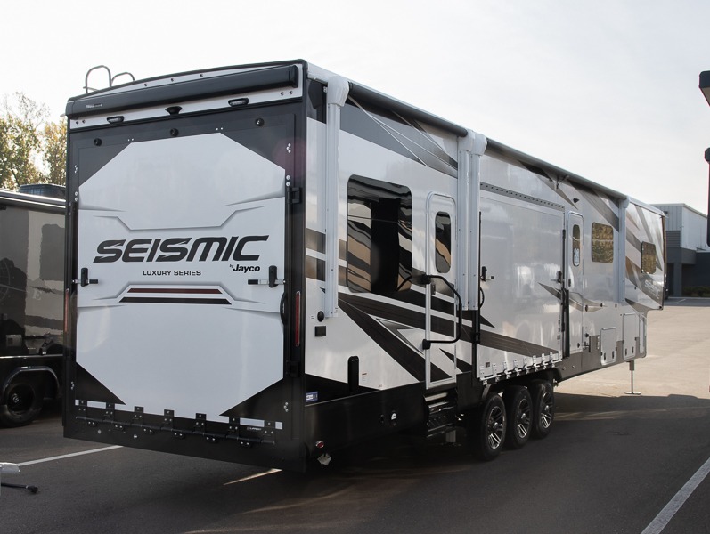 2025 Jayco Seismic Luxury Series 4113 - Image 2