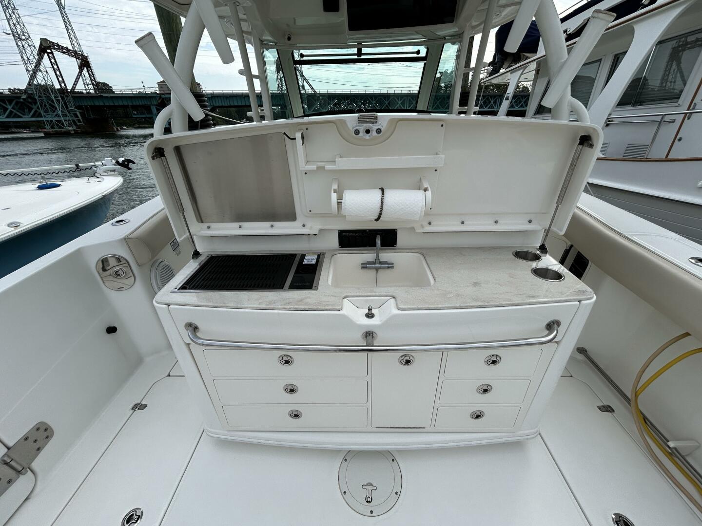 2017 Boston Whaler 370 Outrage - Image 6
