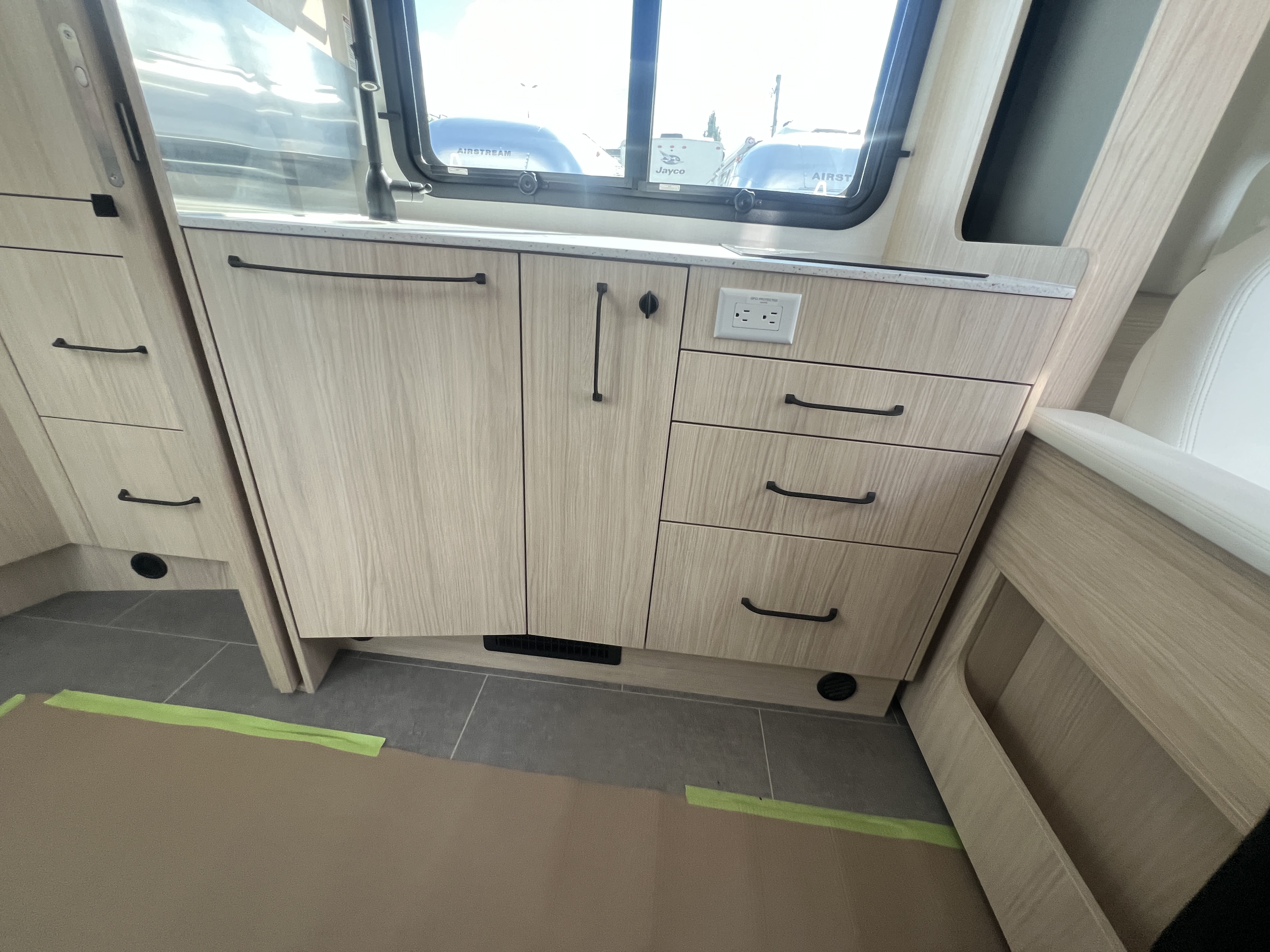 2027 Leisure Travel WONDER W24MBL - Image 23