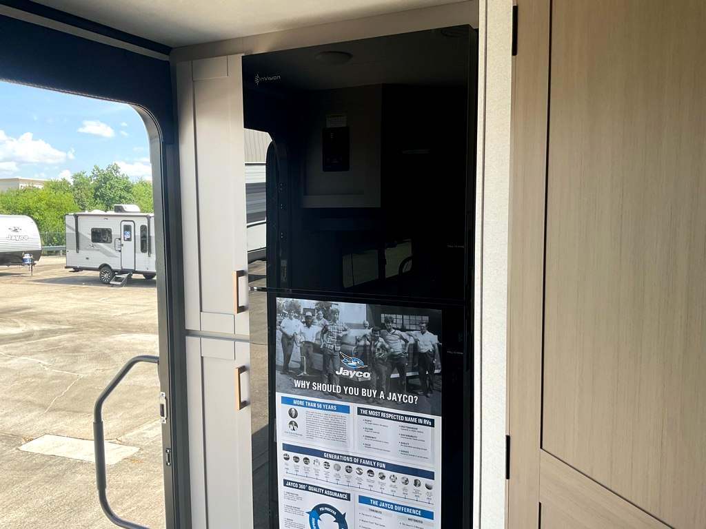 2027 JAYCO Jay Feather 18RBF - Image 13