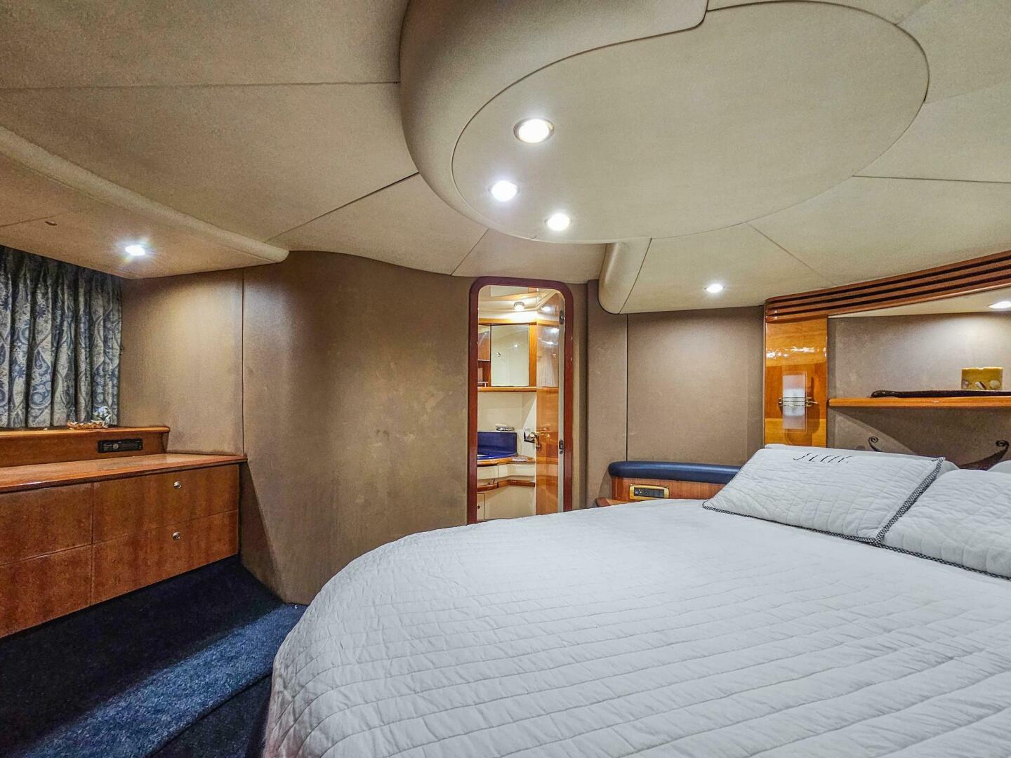 2005 Azimut 55 flybridge - Image 28