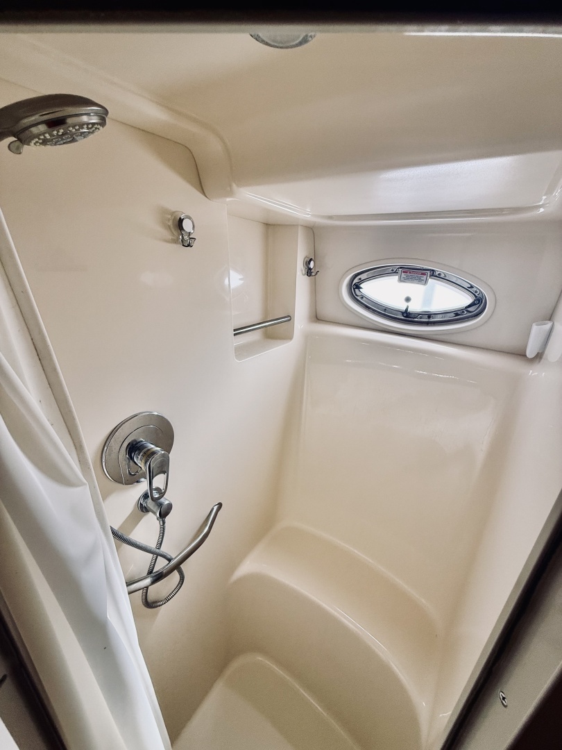 2004 Sea Ray 390 Motor Yacht - Image 14