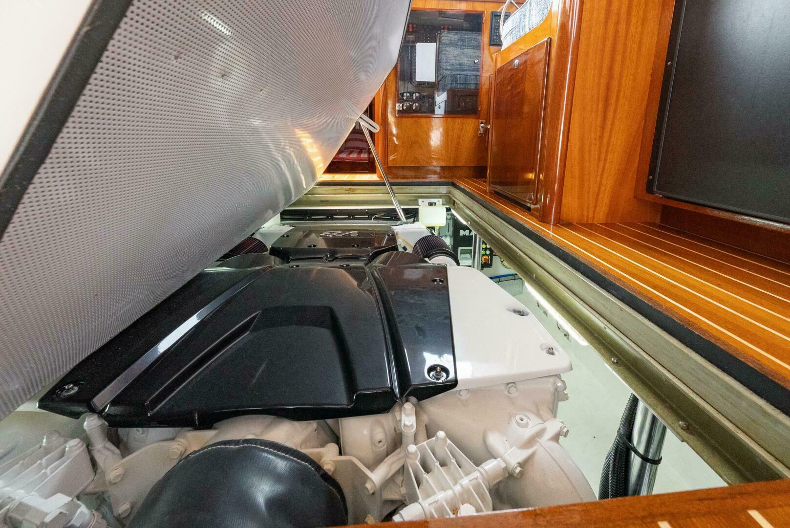 2019 Lowell Flybridge - Image 22