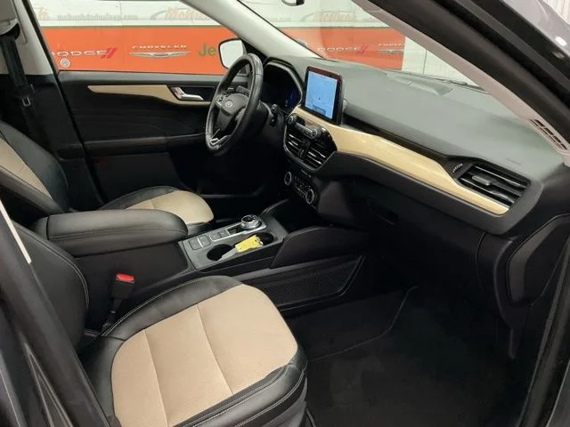 2022 Ford Escape Utility 4D Titanium AWD - Image 28