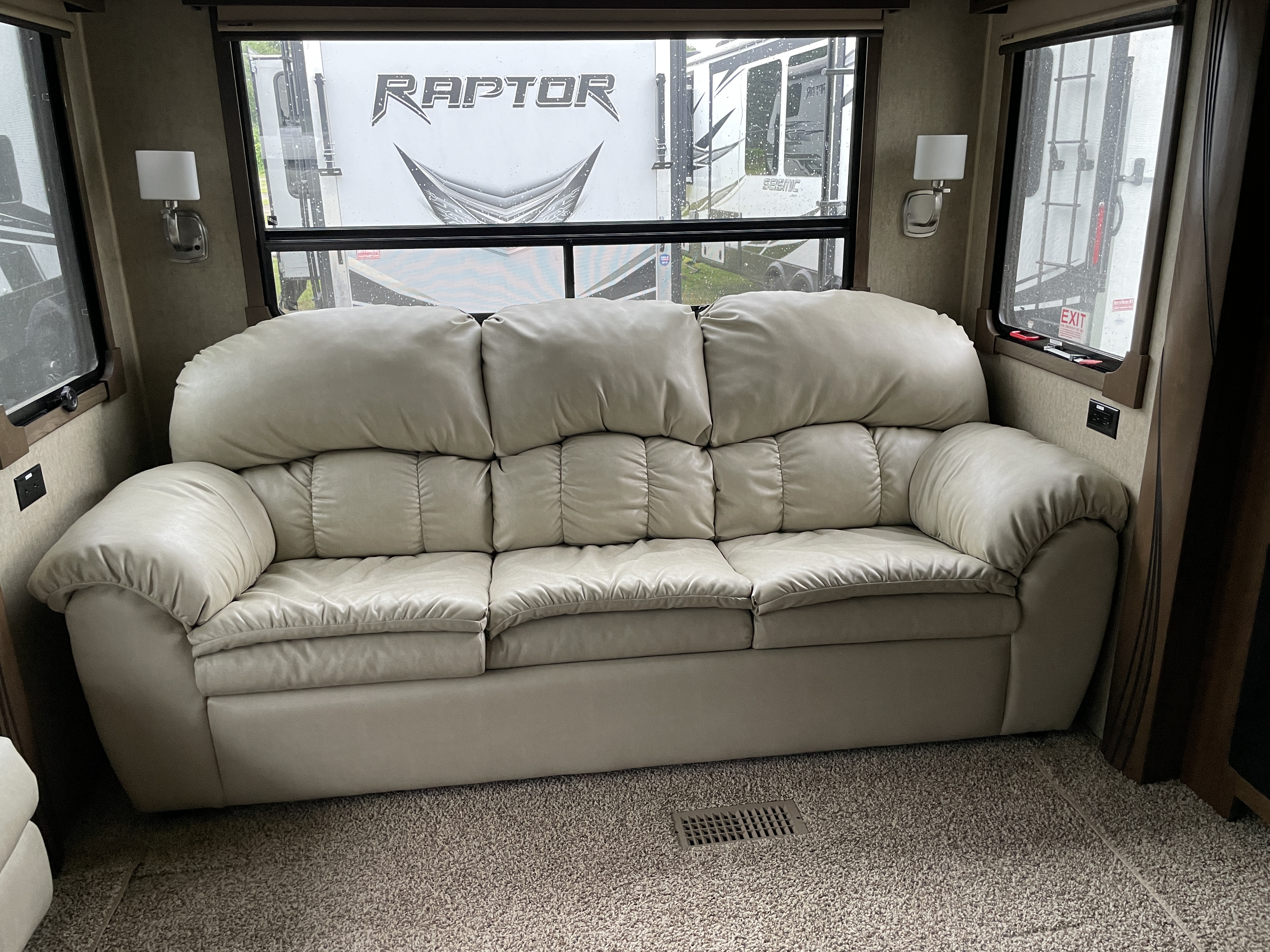 2018 Forest River Cedar Creek Champagne Edition 38EL - Image 9