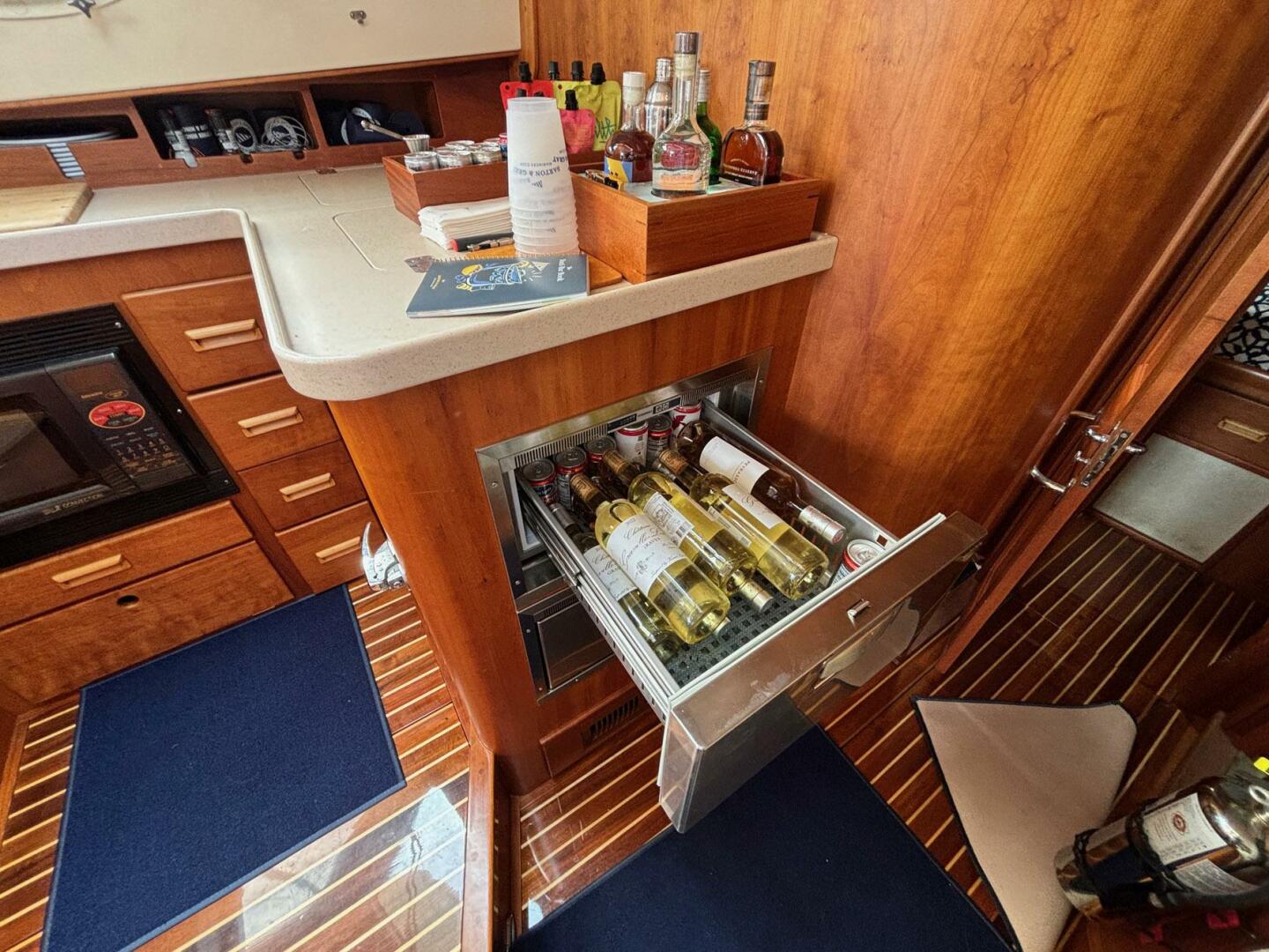 2005 Hinckley Talaria 44 Motor Yacht - Image 12