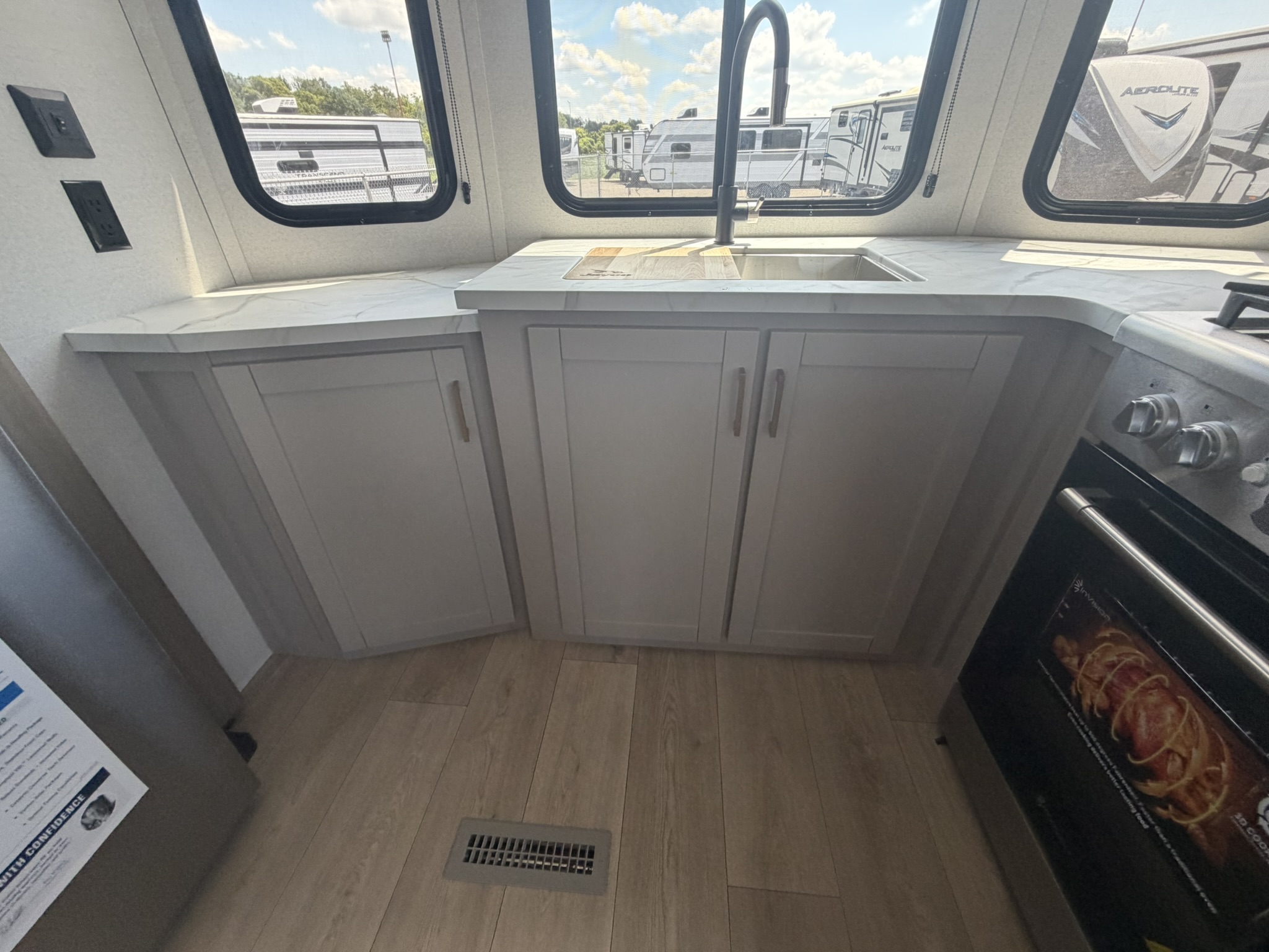 2027 JAYCO JAY FLIGHT BUNGALOW 404LOFT - Image 18