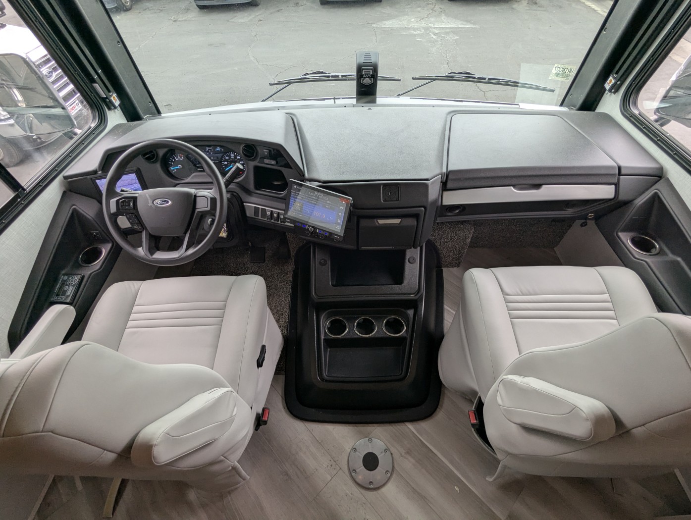 2026 Holiday Rambler Invicta 32RW - Image 9