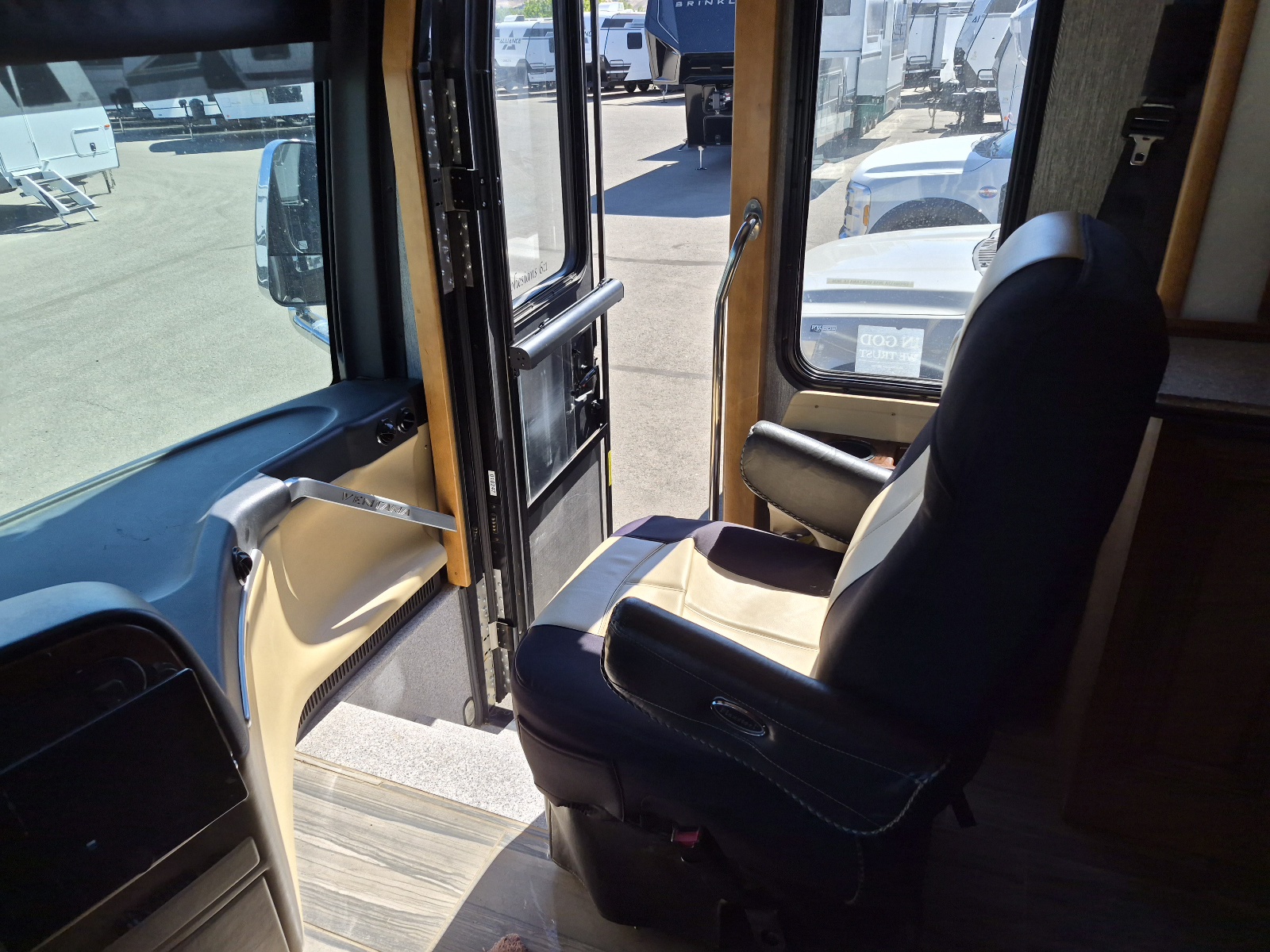 2015 Newmar Ventana 3636 - Image 5