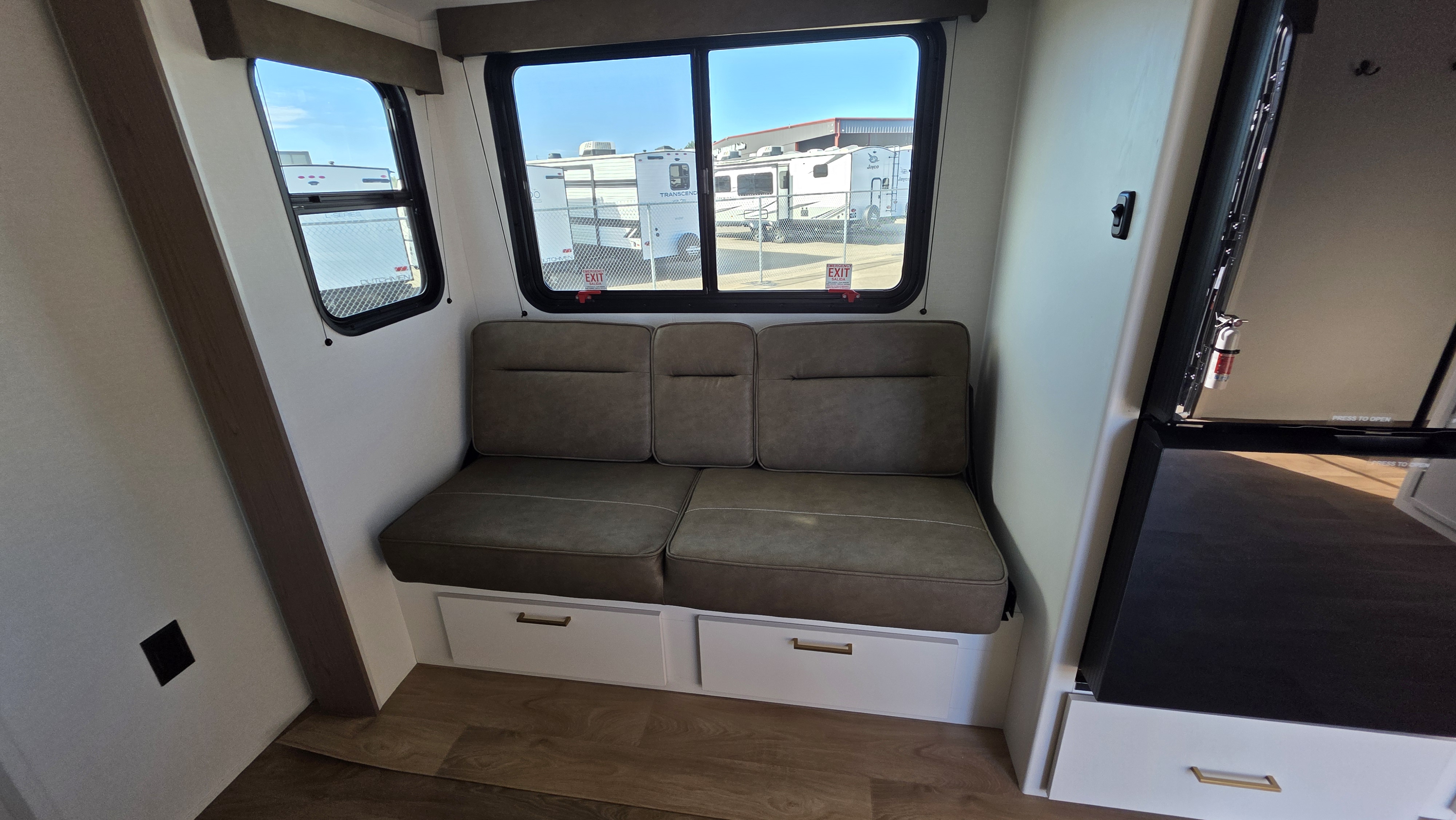 2027 GRAND DESIGN TRANSCEND 26BHX - Image 12