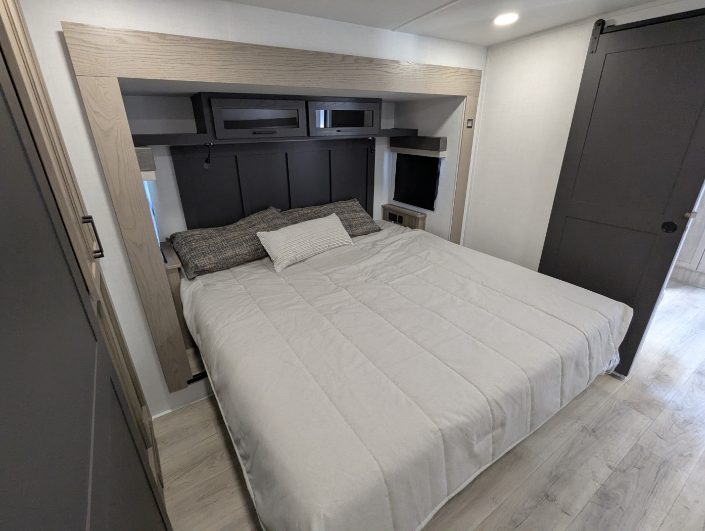 2026 Forest River Rockwood Signature 401SFB - Image 19