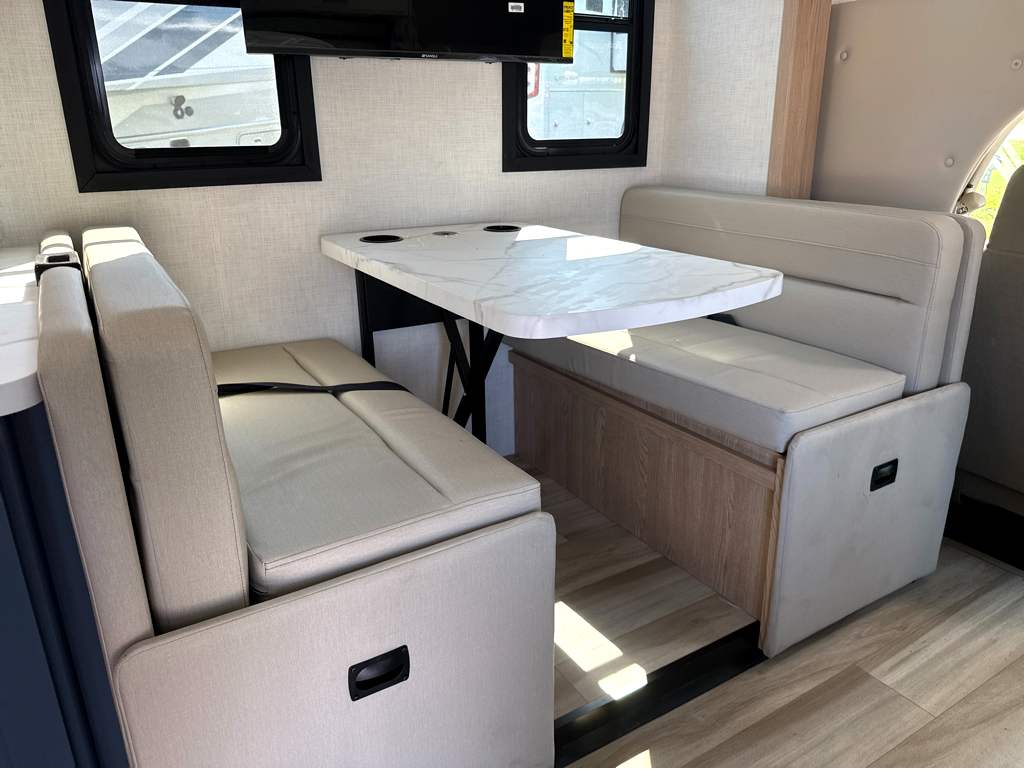 2027 THOR MOTOR COACH MAGNITUDE GA28 - Image 11