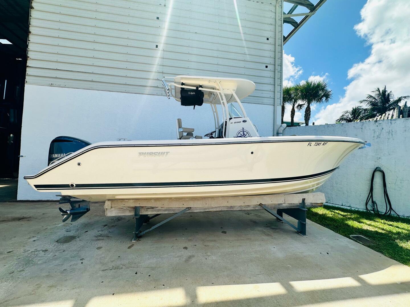 2016 PURSUIT C 238 Center Console Base - Image 8