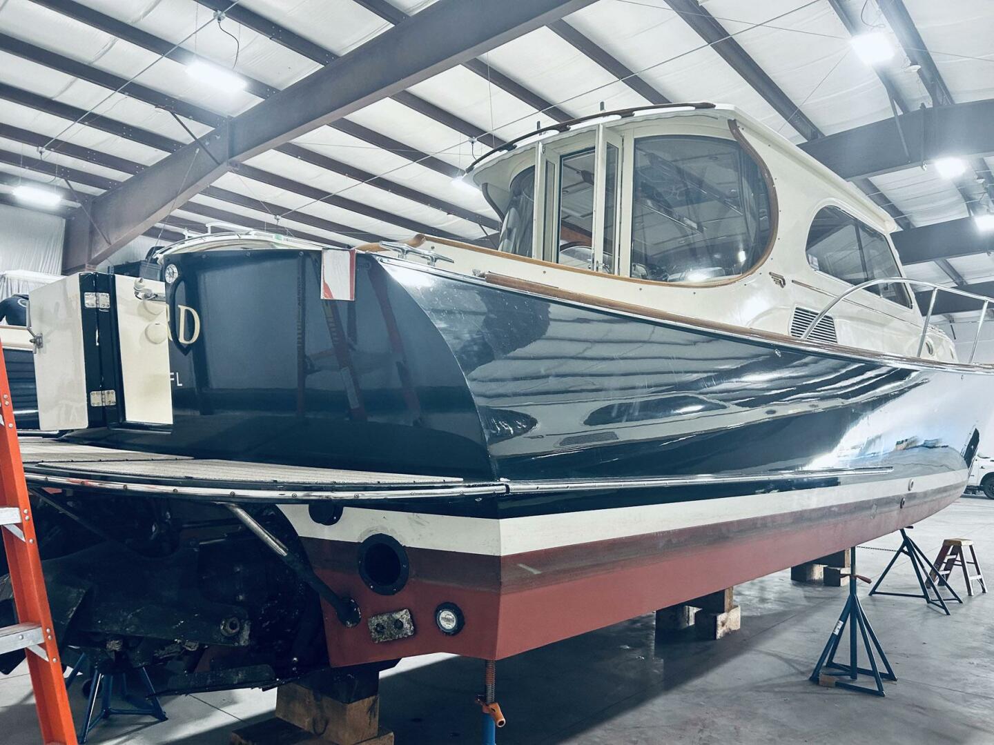 2005 Hinckley Talaria 44 Motor Yacht - Image 24