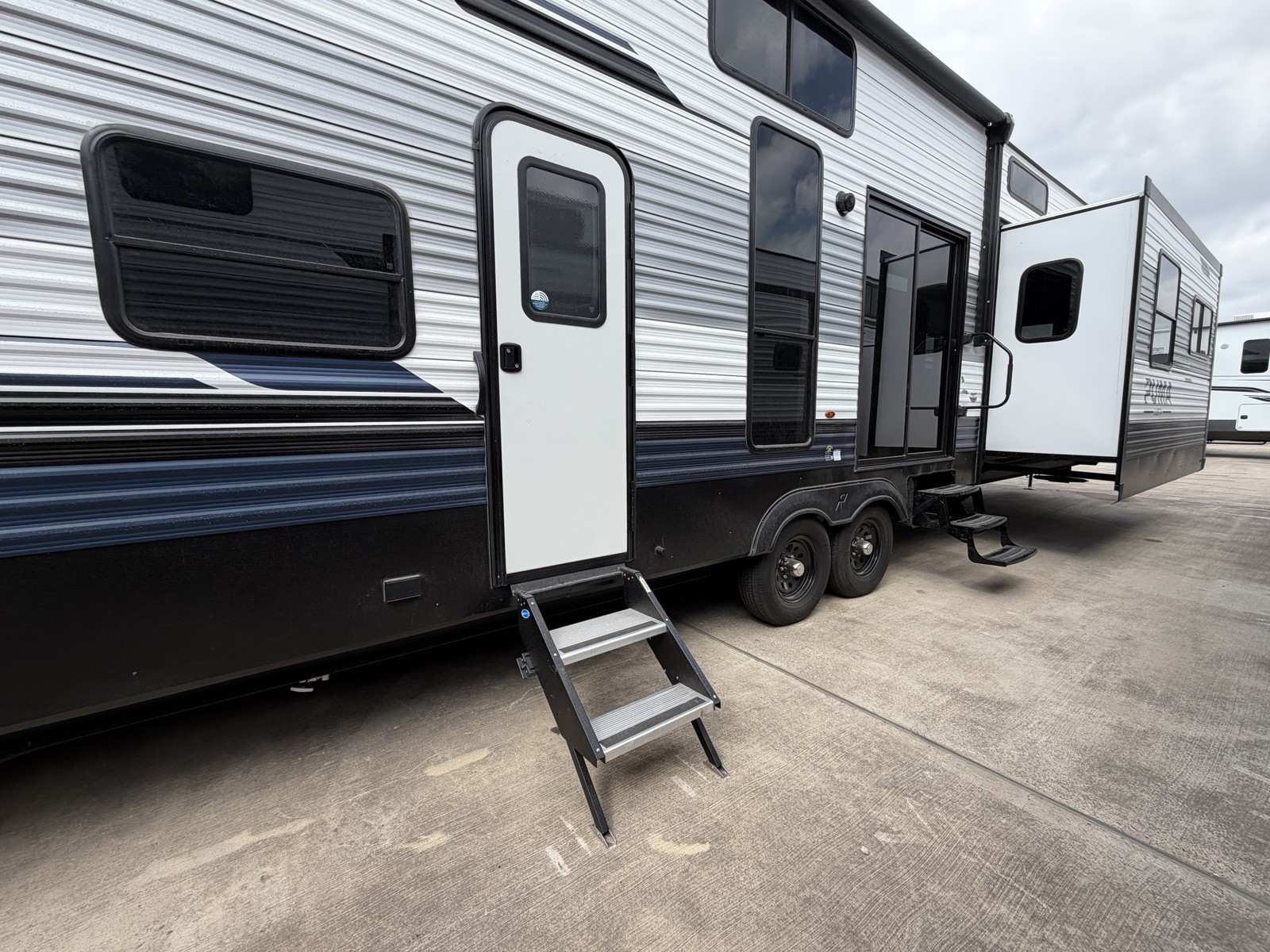 2026 PALOMINO PUMA 423LFT - Image 33