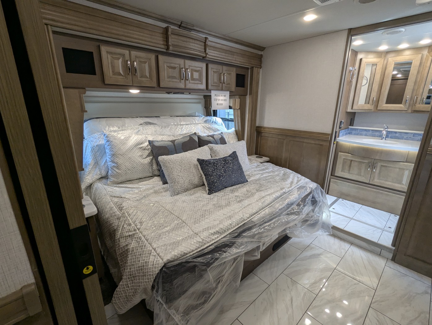 2026 Fleetwood Discovery 38N - Image 27
