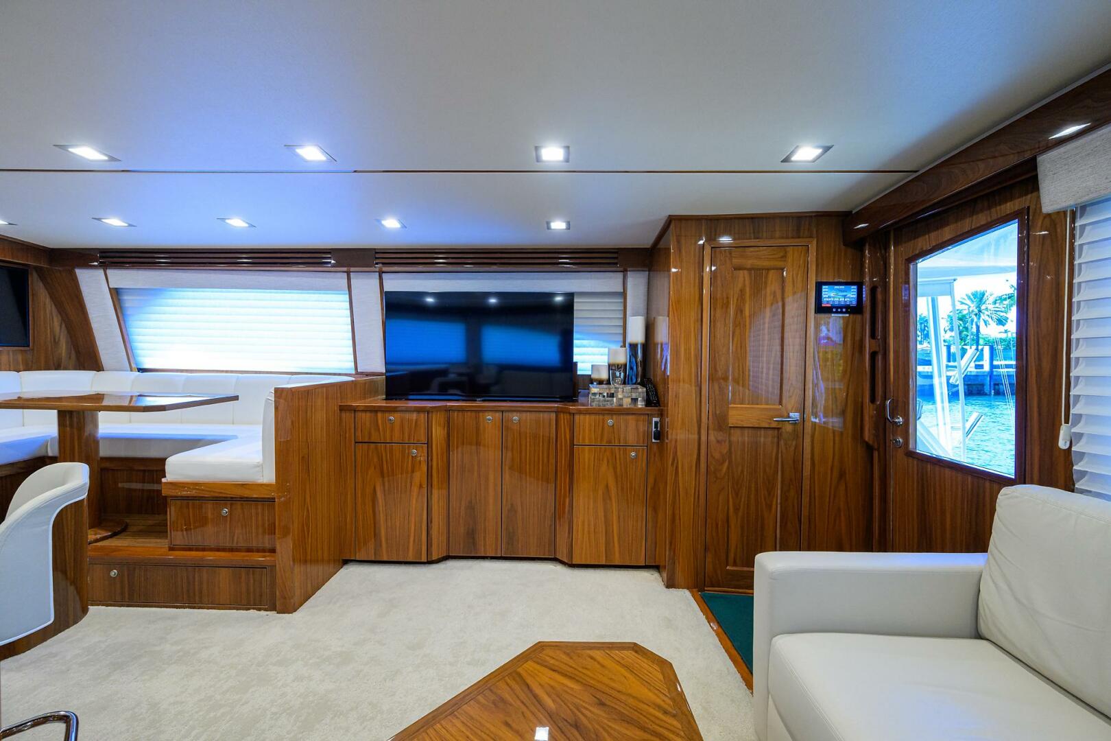 2021 Viking 72 Convertible - Image 5