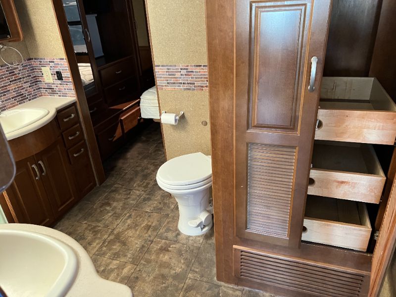 2014 Thor Motor Coach Challenger 37GT - Image 13