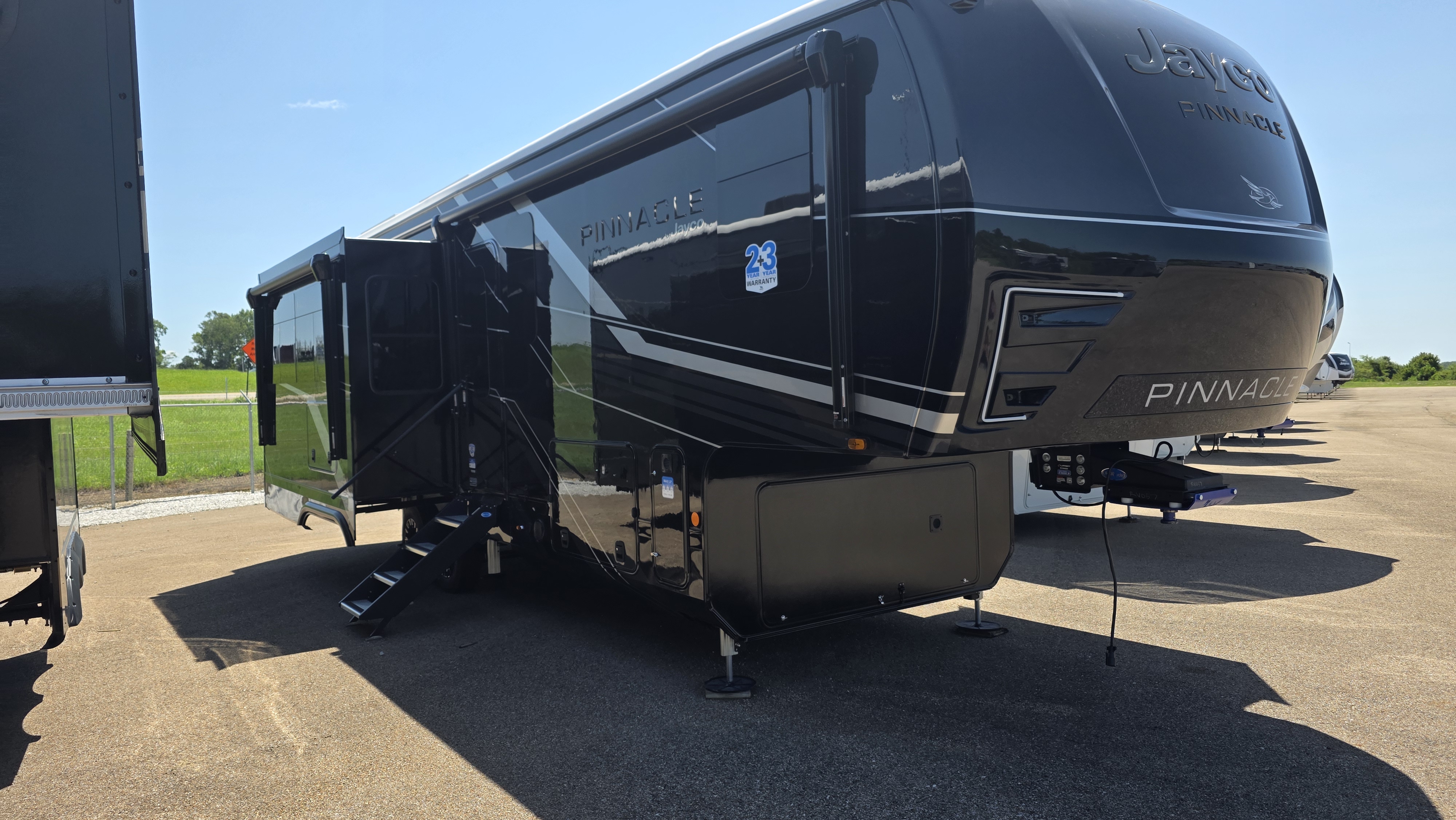 2027 JAYCO PINNACLE 32RLTS - Image 1