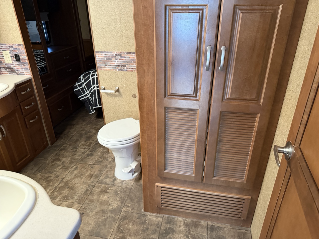 2014 Thor Motor Coach Challenger 37GT - Image 11
