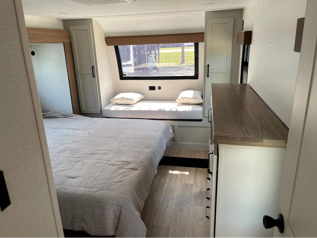 2027 VENTURE RV SPORTTREK 353VIK - Image 24