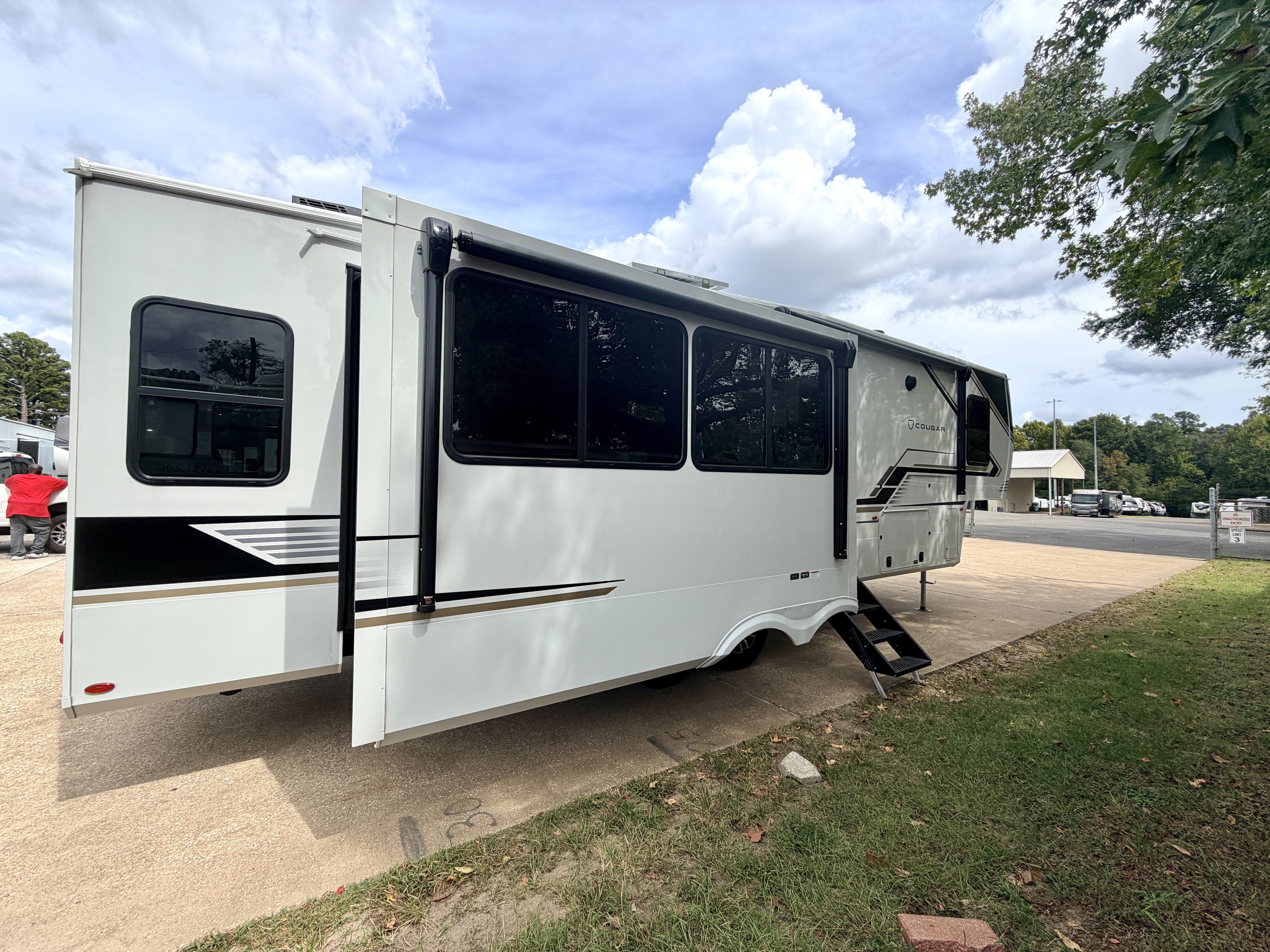 2027 Keystone Cougar 316RLS - Image 8