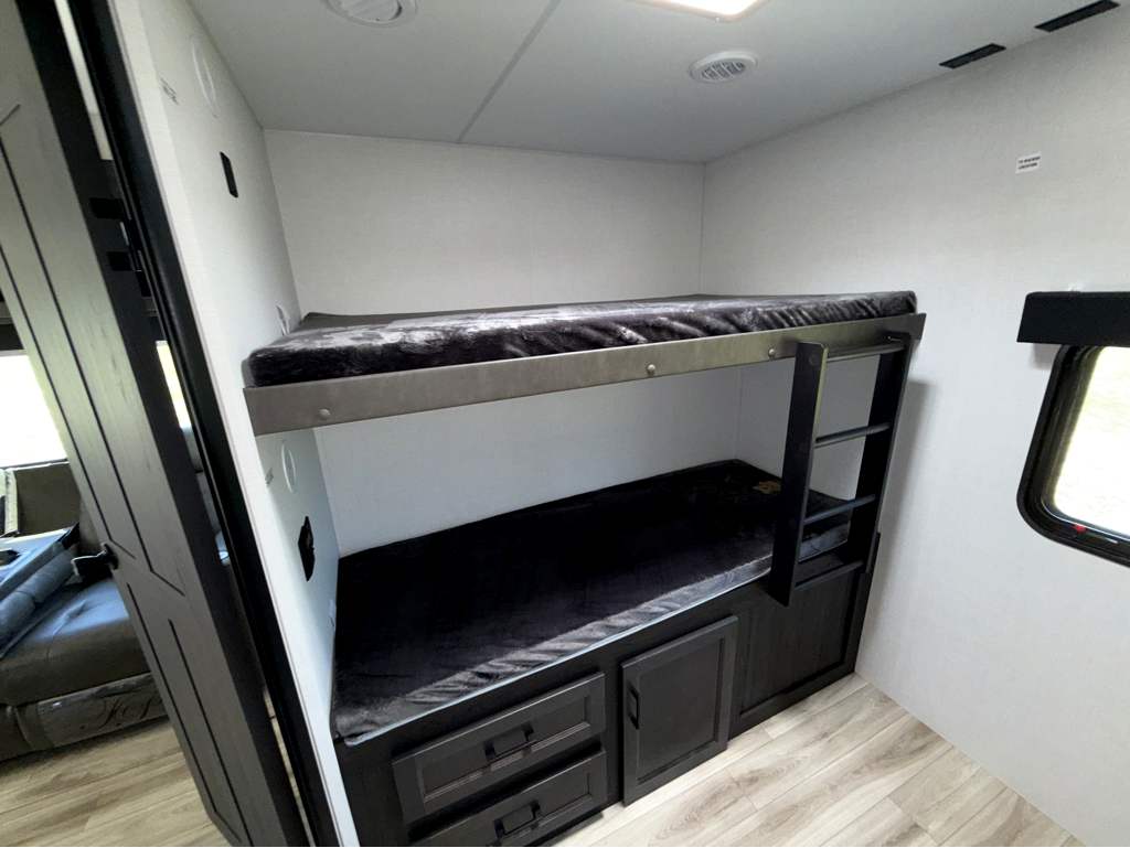 2026 VENTURE RV SPORTTREK 327VIK - Image 24