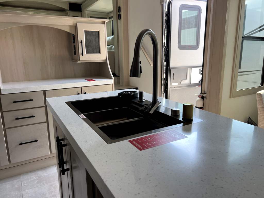 2025 GRAND DESIGN SOLITUDE 382WB - Image 9