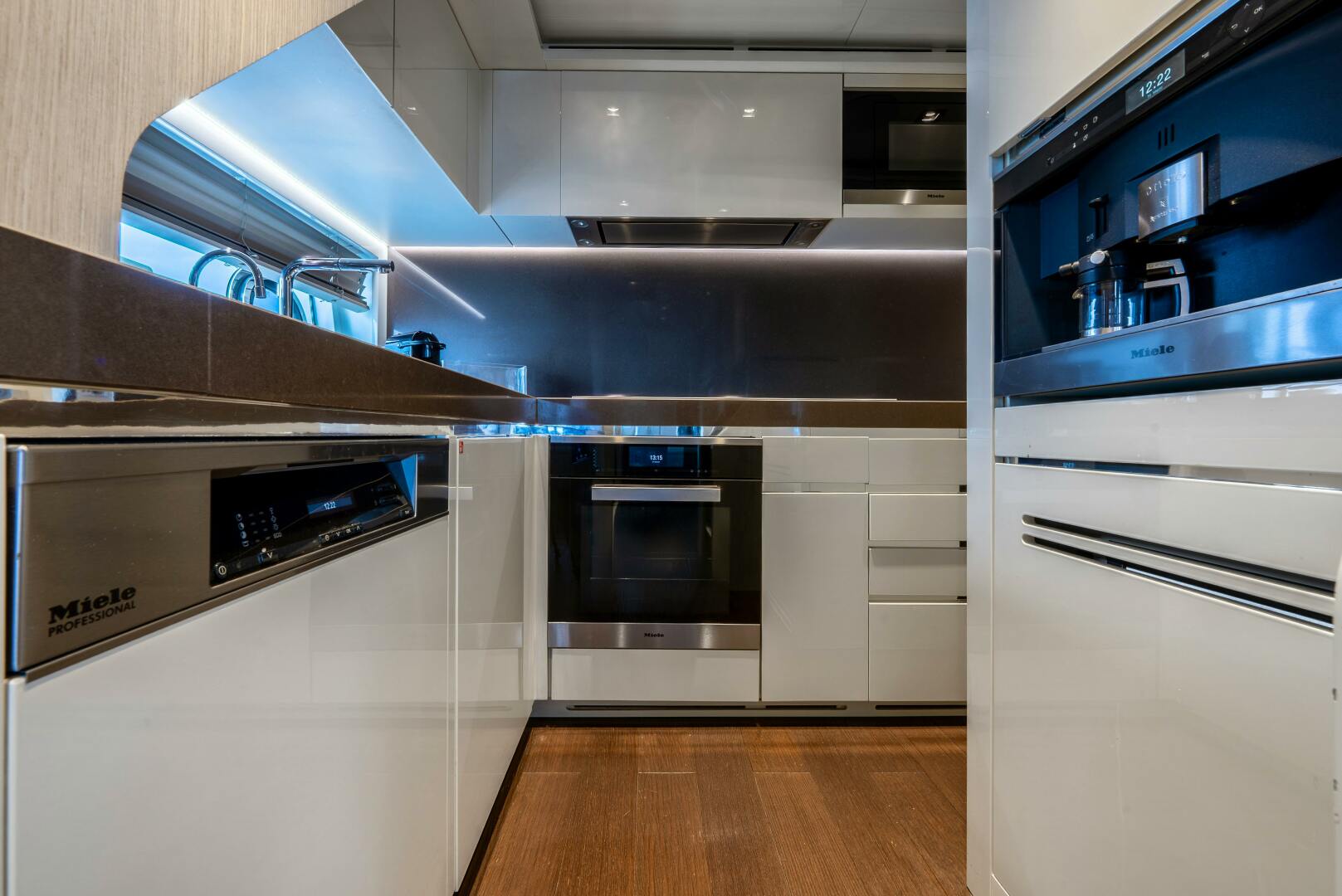 2018 Dominator Yachts Dominator Ilumen Base - Image 40