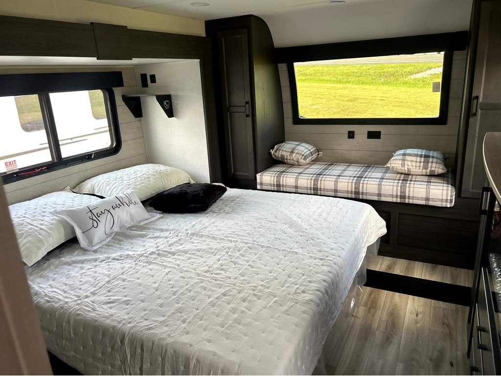 2026 VENTURE RV SPORTTREK 353VIK - Image 18