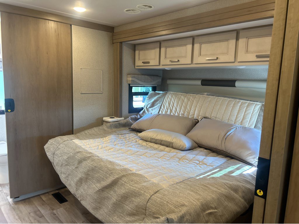 2026 THOR MOTOR COACH PASADENA 38DX - Image 18