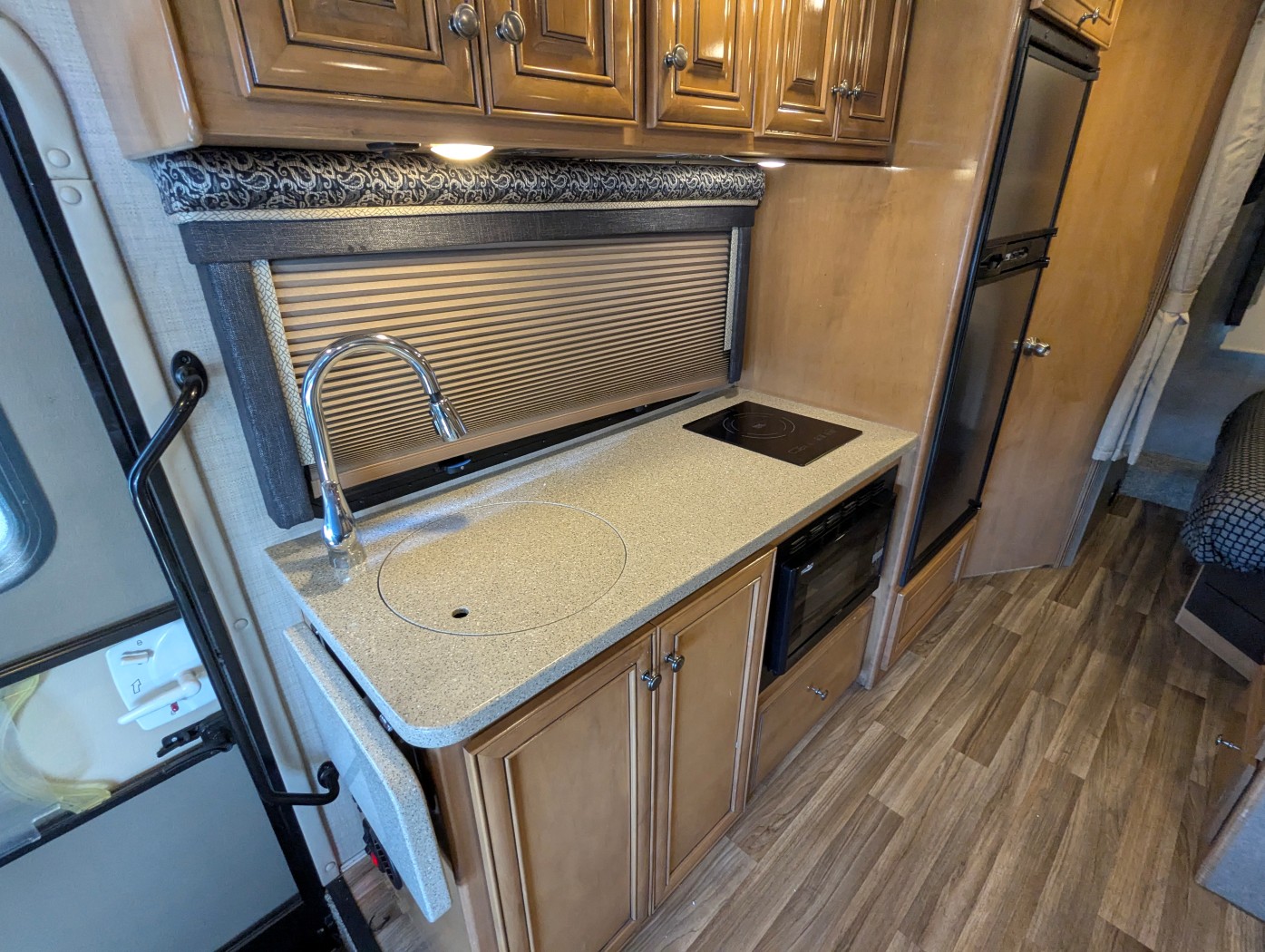 2018 Thor Motor Coach Synergy SD24 - Image 14