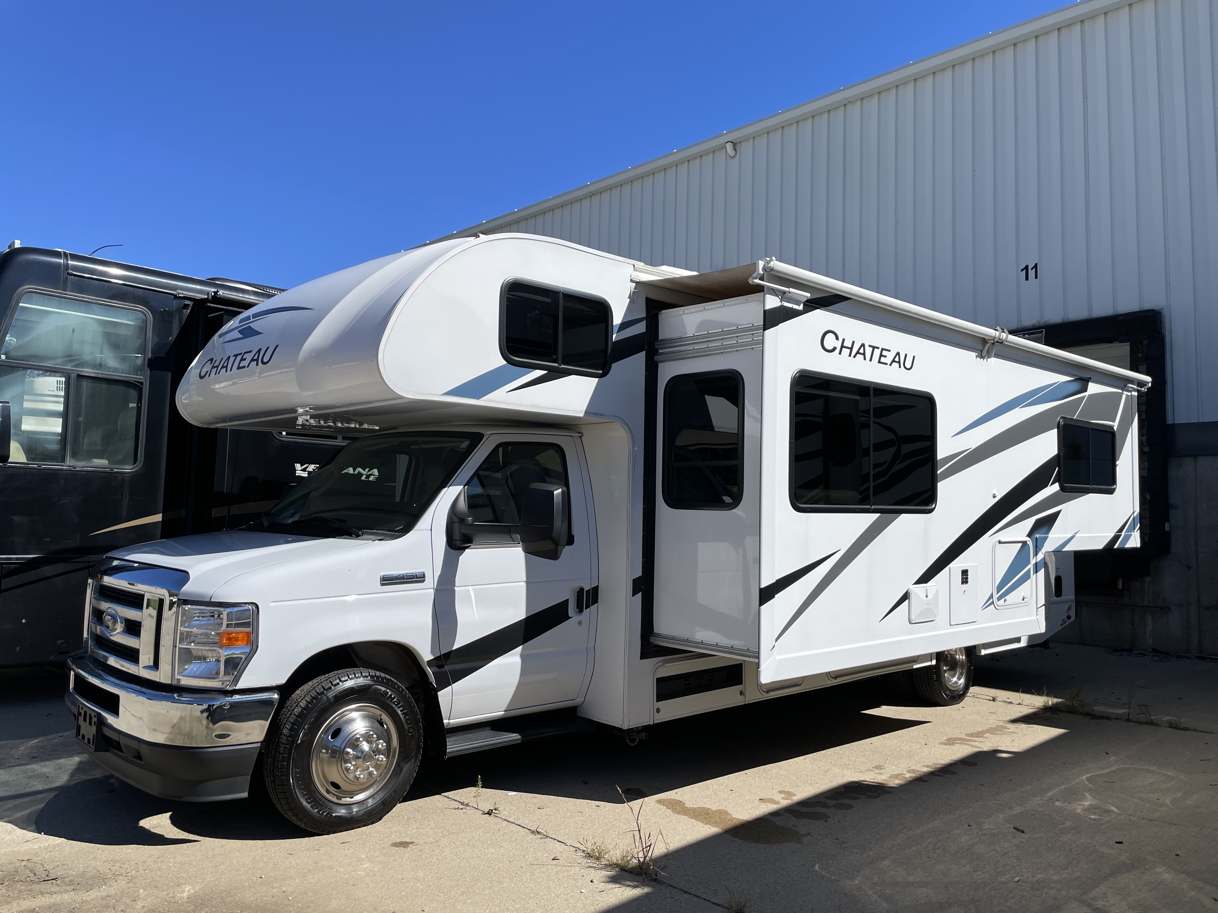 2024 Thor Motor Coach Chateau 27R - Image 9