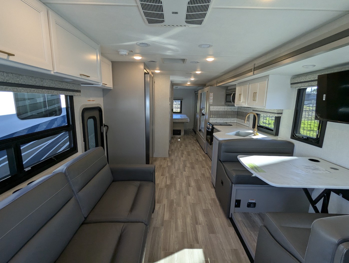 2026 Thor Motor Coach Windsport 35J - Image 12