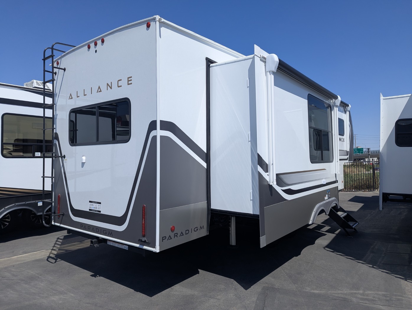 2027 Alliance RV Paradigm 312RK - Image 5