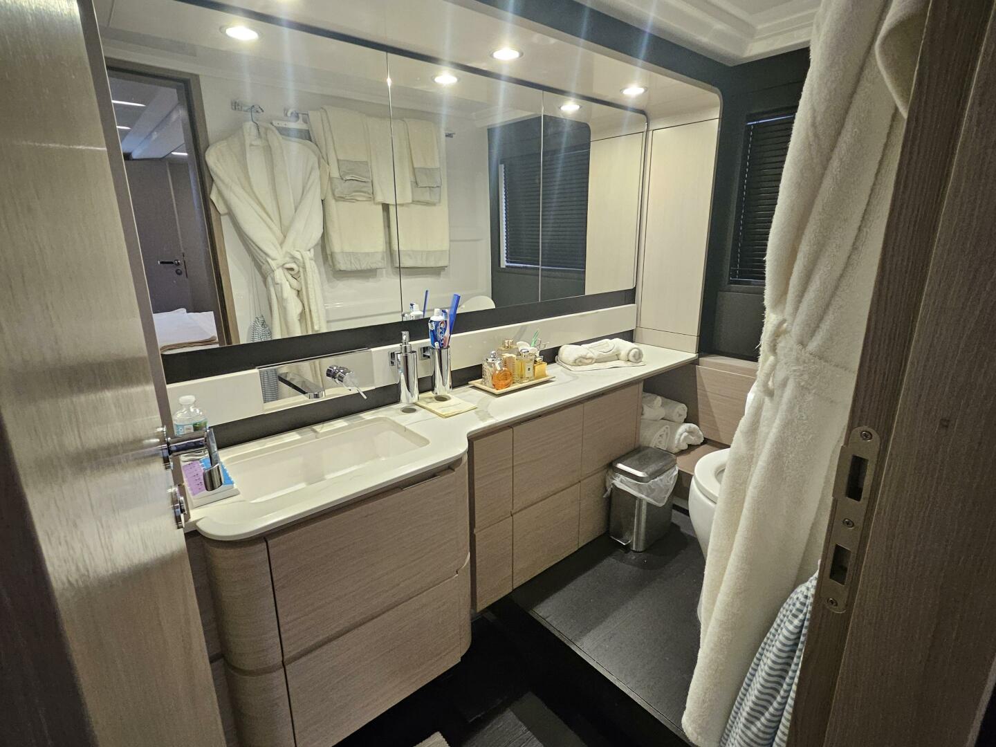 2022 Azimut 66 - Image 60