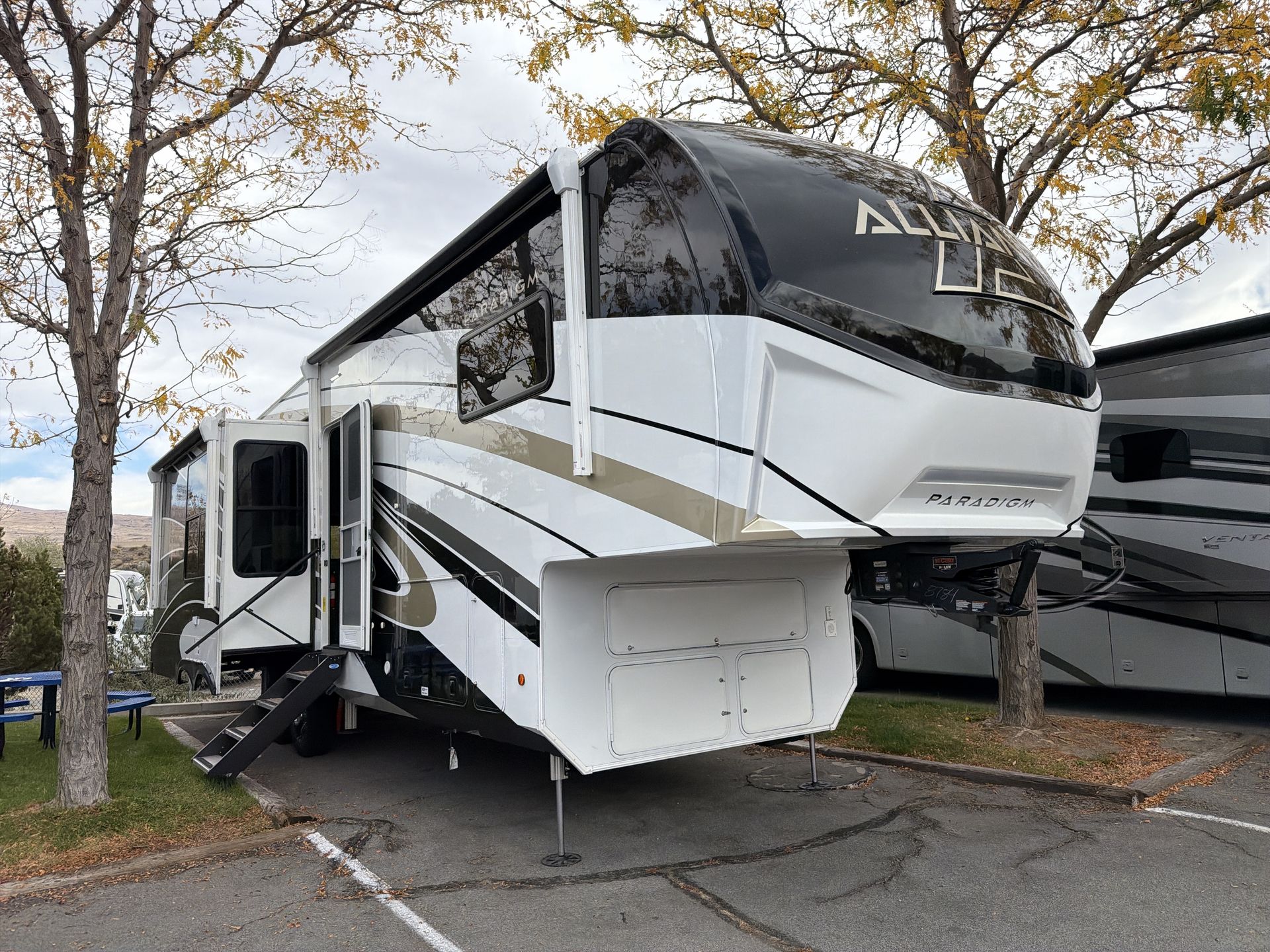 2027 Alliance RV Paradigm 312RK - Image 9