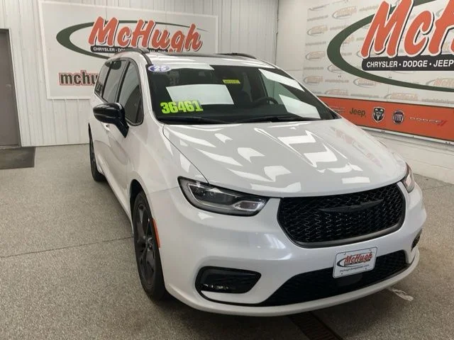 2025 Chrysler Pacifica Limited FWD - Image 3