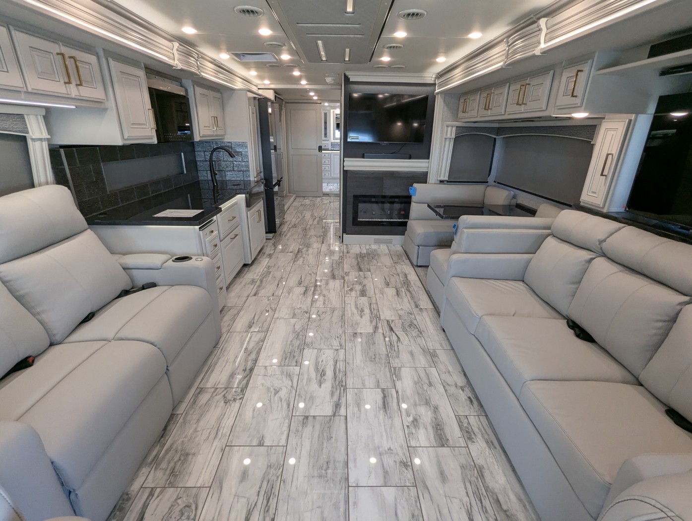 2026 Fleetwood Discovery LXE 40M - Image 16