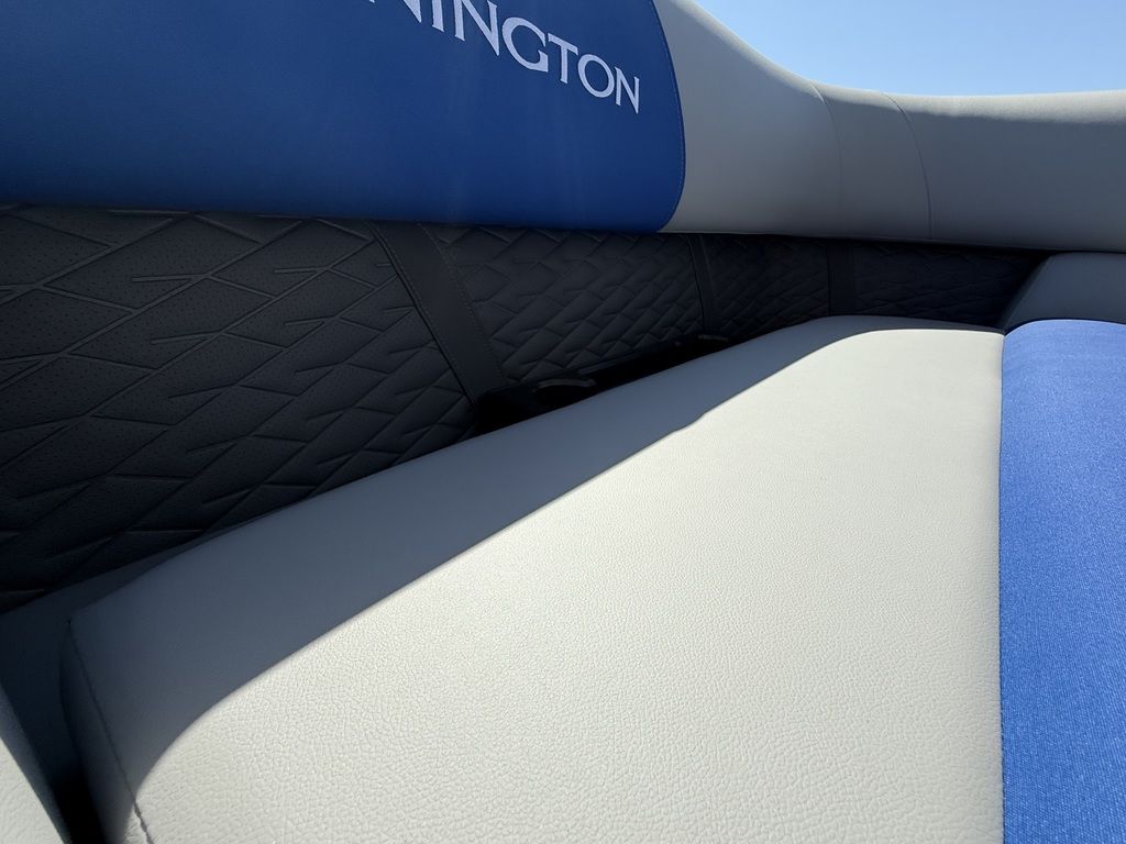 2025 Bennington 22 SSB Swingback Tri-Toon Pontoon - Image 33