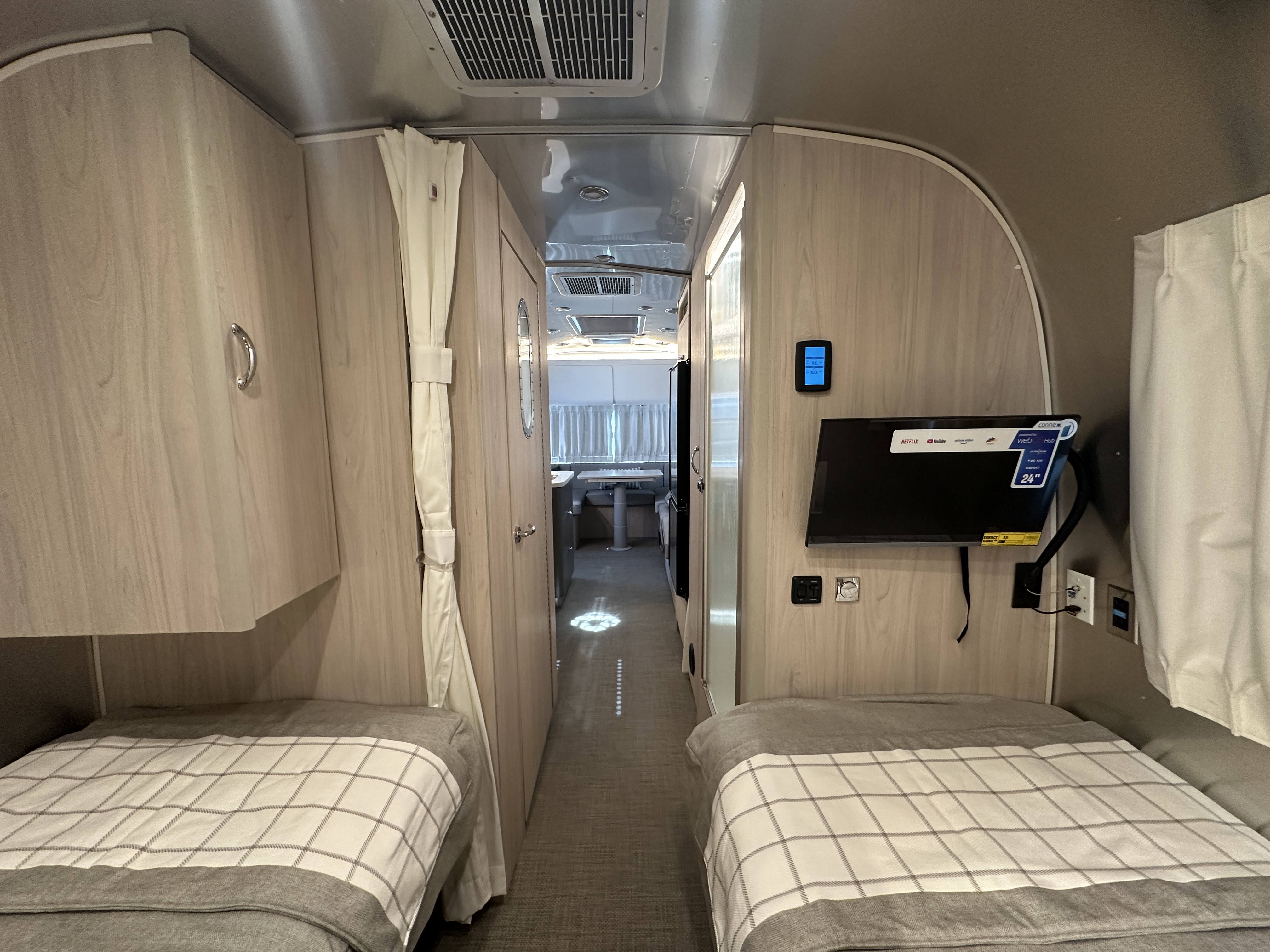 2027 Airstream Globetrotter 25FBT - Image 19
