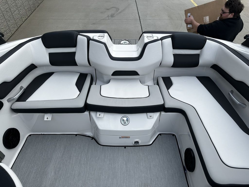 2025 Yamaha Boats AR195 - Image 16