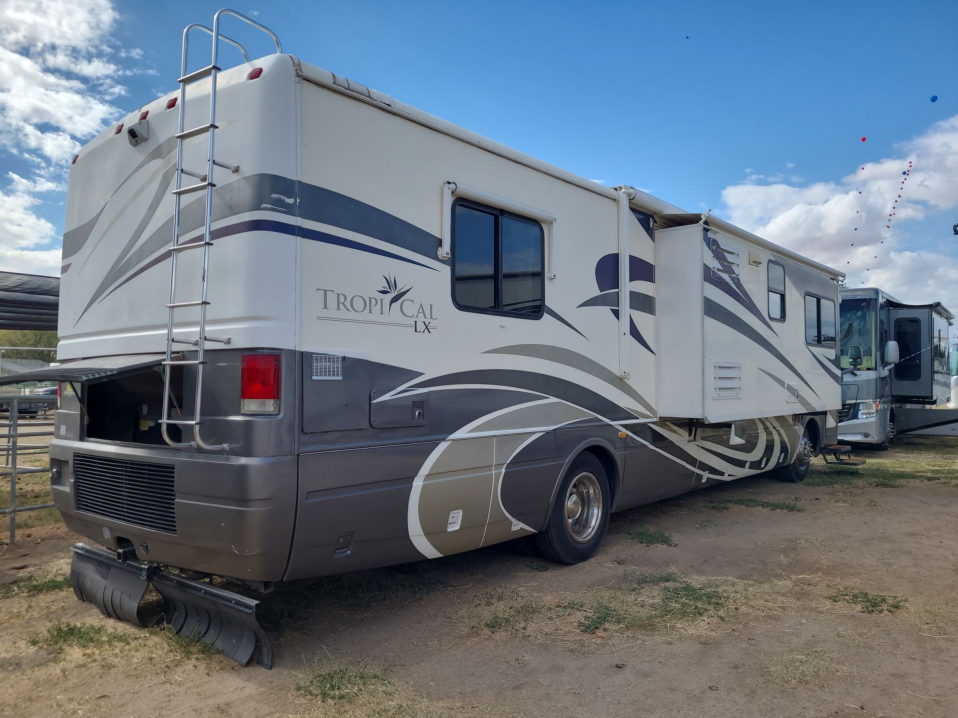 2005 National Tropical 396LX - Image 11