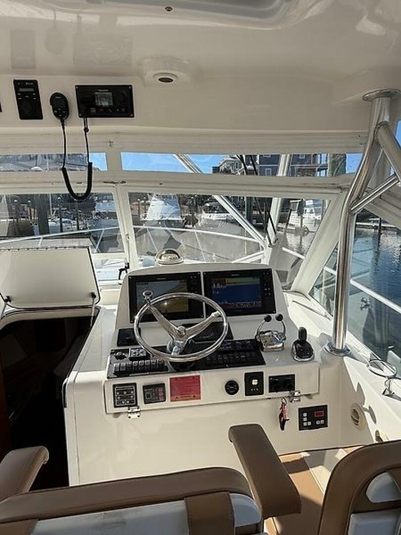 2011 Luhrs 37 IPS Canyon Series - Image 8